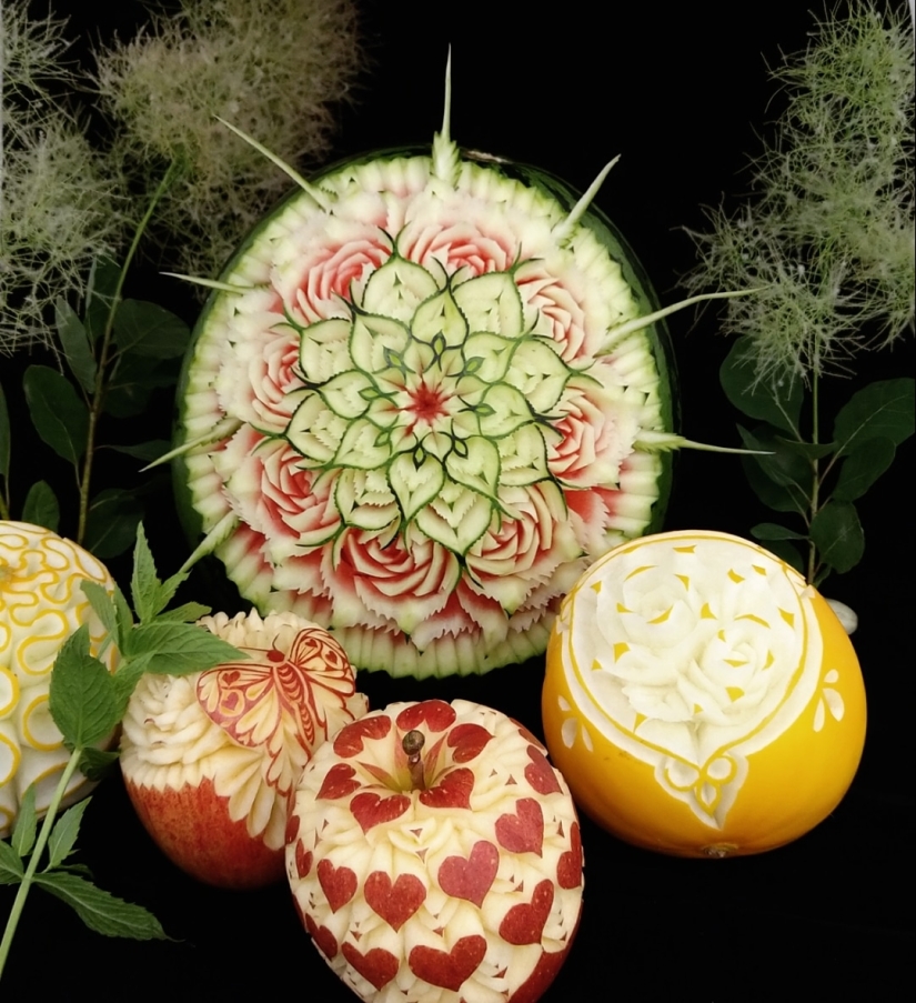 Artista japonés talla intrincados patrones en verduras y frutas