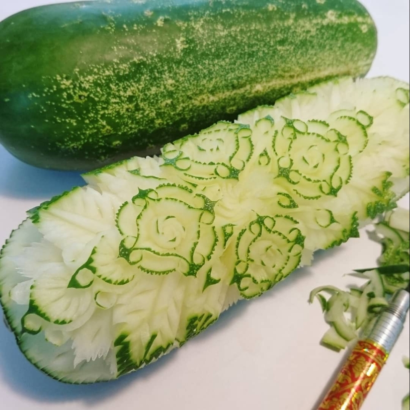 Artista japonés talla intrincados patrones en verduras y frutas