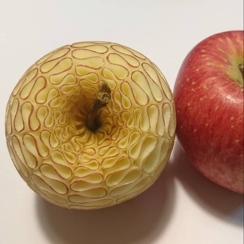 Artista japonés talla intrincados patrones en verduras y frutas