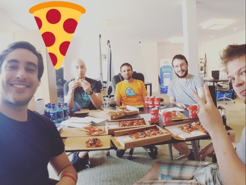 As a simple programmer from Florida, bought two pizzas for $ 83 million