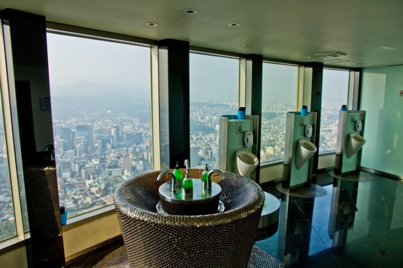At a glance: 20 washrooms from around the world that amaze with magnificent views