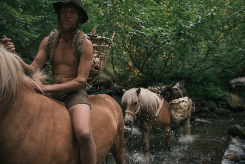 Back in the Paleolithic: hunter-gatherers of the 21st century in the project "Living wild"