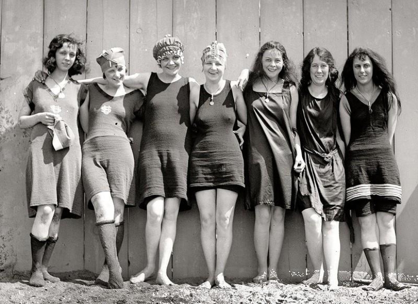 Beach fashion 1920-30s