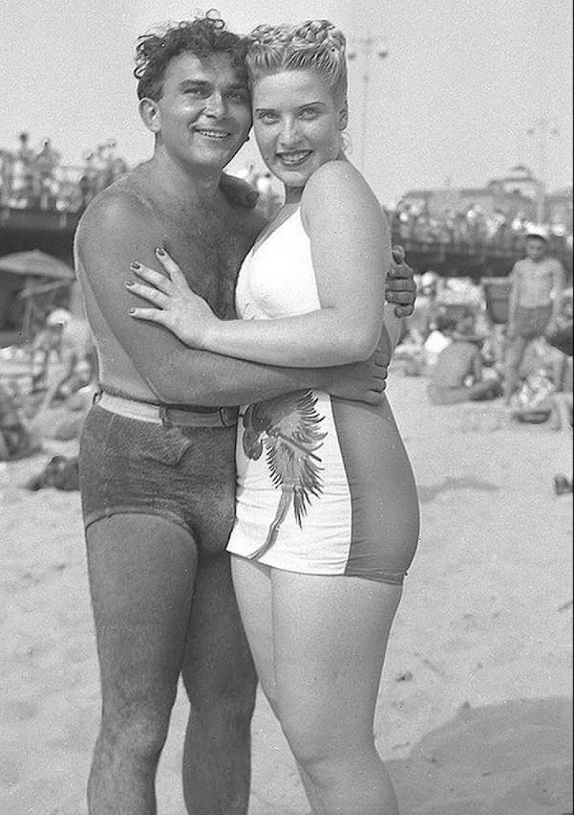 Beach fashion 1920-30s