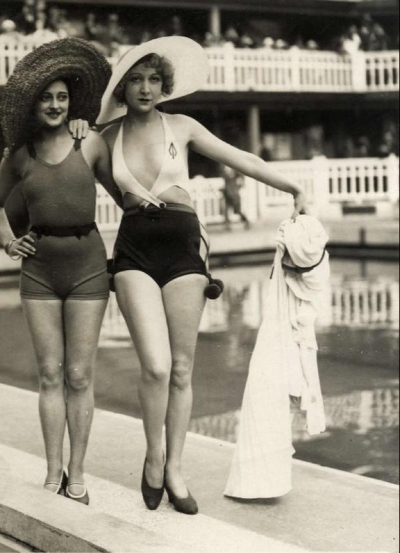 Beach fashion 1920-30s