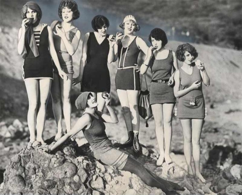 Beach fashion 1920-30s