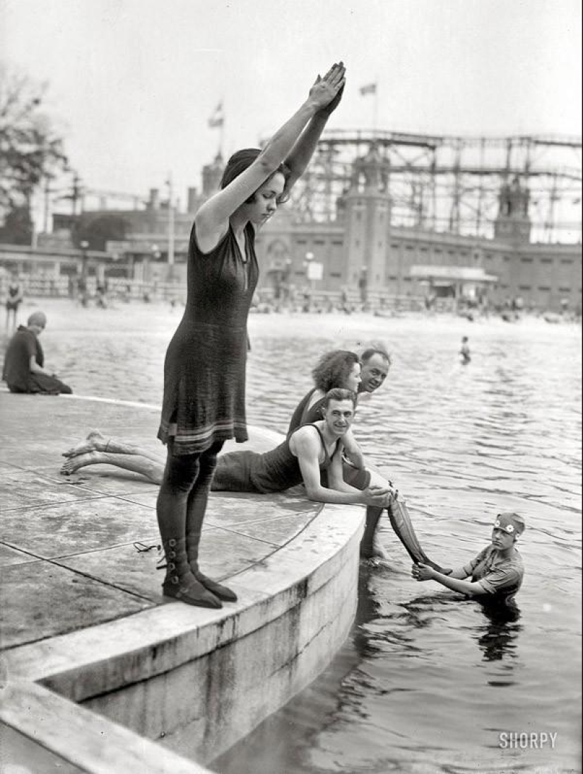 Beach fashion 1920-30s