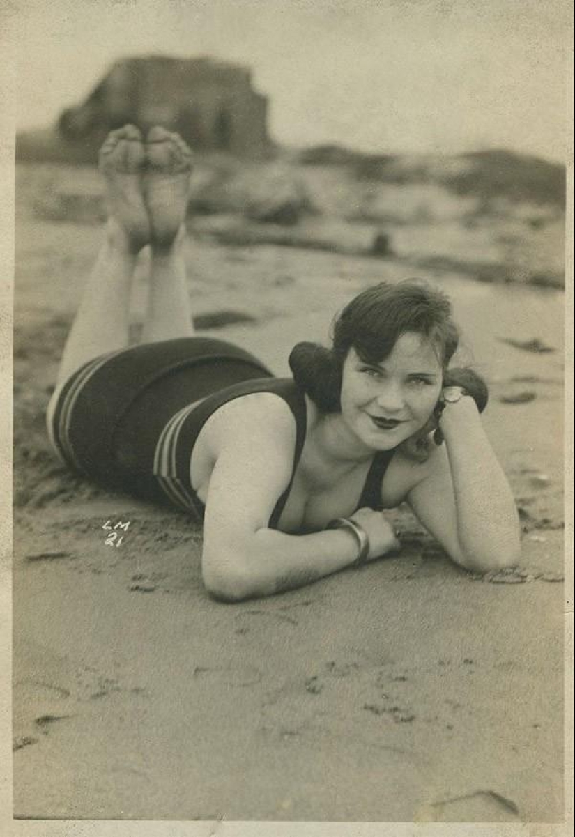 Beach fashion 1920-30s