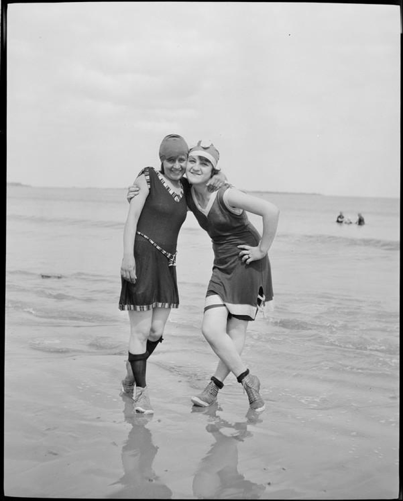 Beach fashion 1920-30s