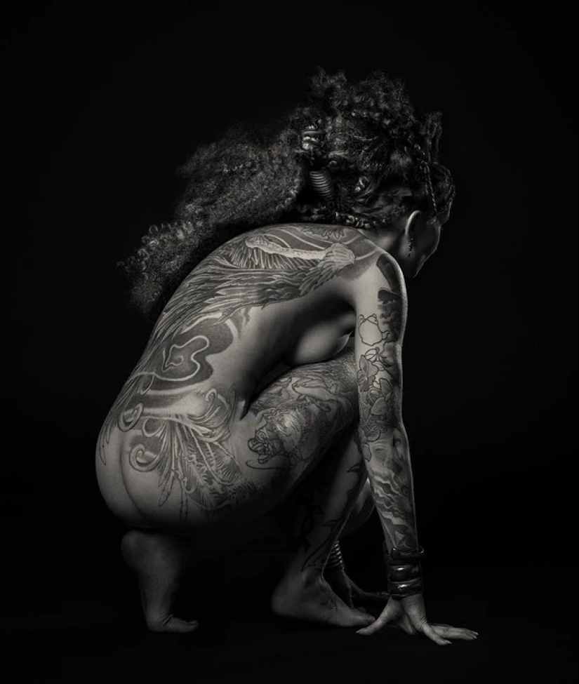 Beautiful girls and their tattoos: 32 black-and-white photos imbued with charming aesthetics