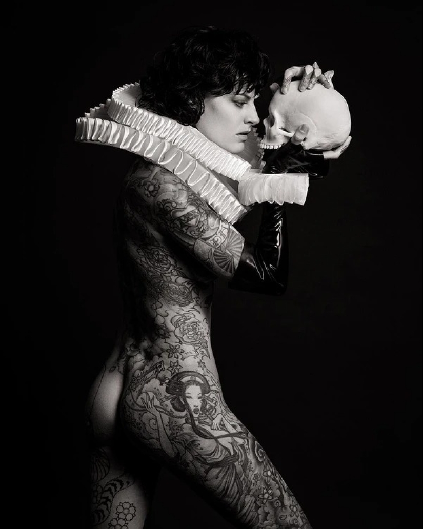 Beautiful girls and their tattoos: 32 black-and-white photos imbued with charming aesthetics