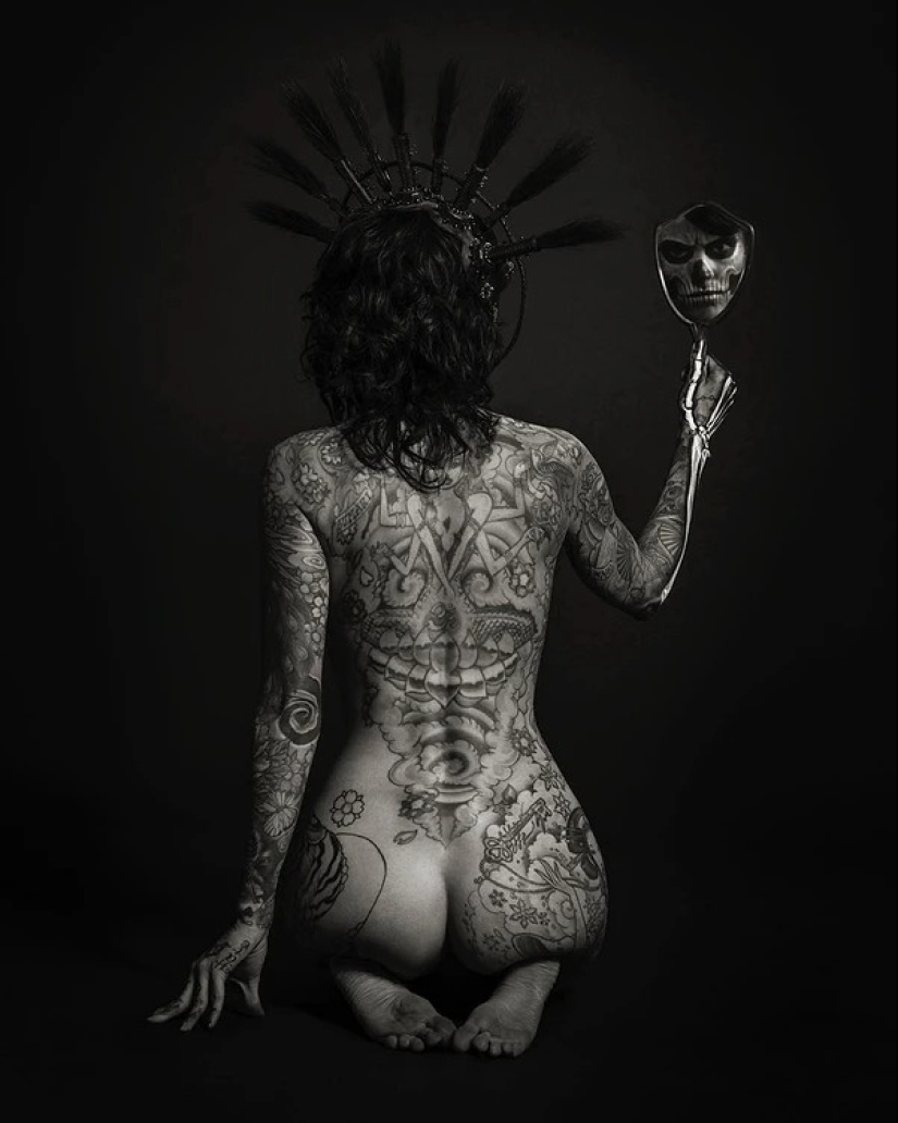 Beautiful girls and their tattoos: 32 black-and-white photos imbued with charming aesthetics