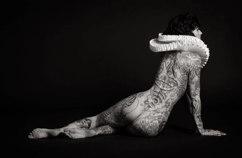 Beautiful girls and their tattoos: 32 black-and-white photos imbued with charming aesthetics