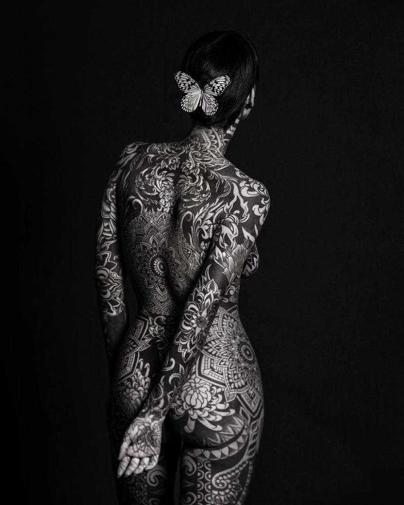 Beautiful girls and their tattoos: 32 black-and-white photos imbued with charming aesthetics