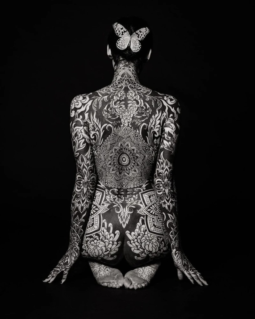 Beautiful girls and their tattoos: 32 black-and-white photos imbued with charming aesthetics