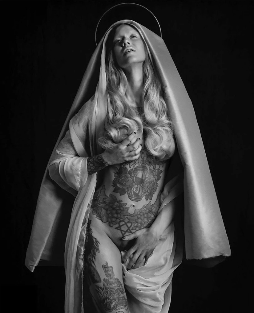 Beautiful girls and their tattoos: 32 black-and-white photos imbued with charming aesthetics