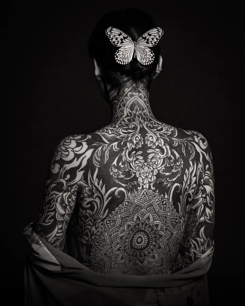 Beautiful girls and their tattoos: 32 black-and-white photos imbued with charming aesthetics