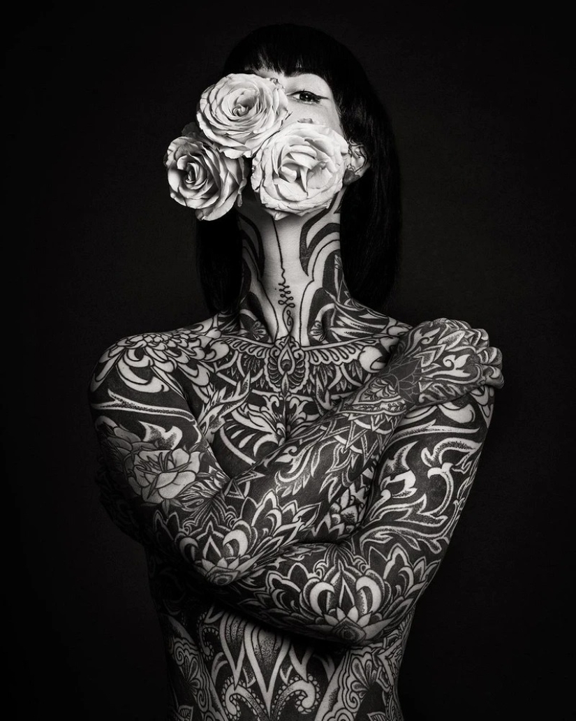 Beautiful girls and their tattoos: 32 black-and-white photos imbued with charming aesthetics