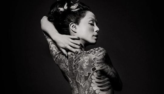 Beautiful girls and their tattoos: 32 black-and-white photos imbued with charming aesthetics