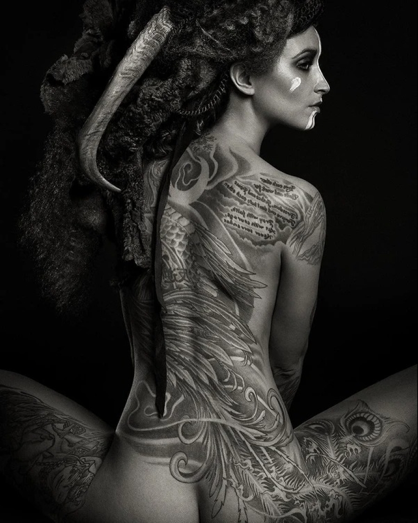 Beautiful girls and their tattoos: 32 black-and-white photos imbued with charming aesthetics