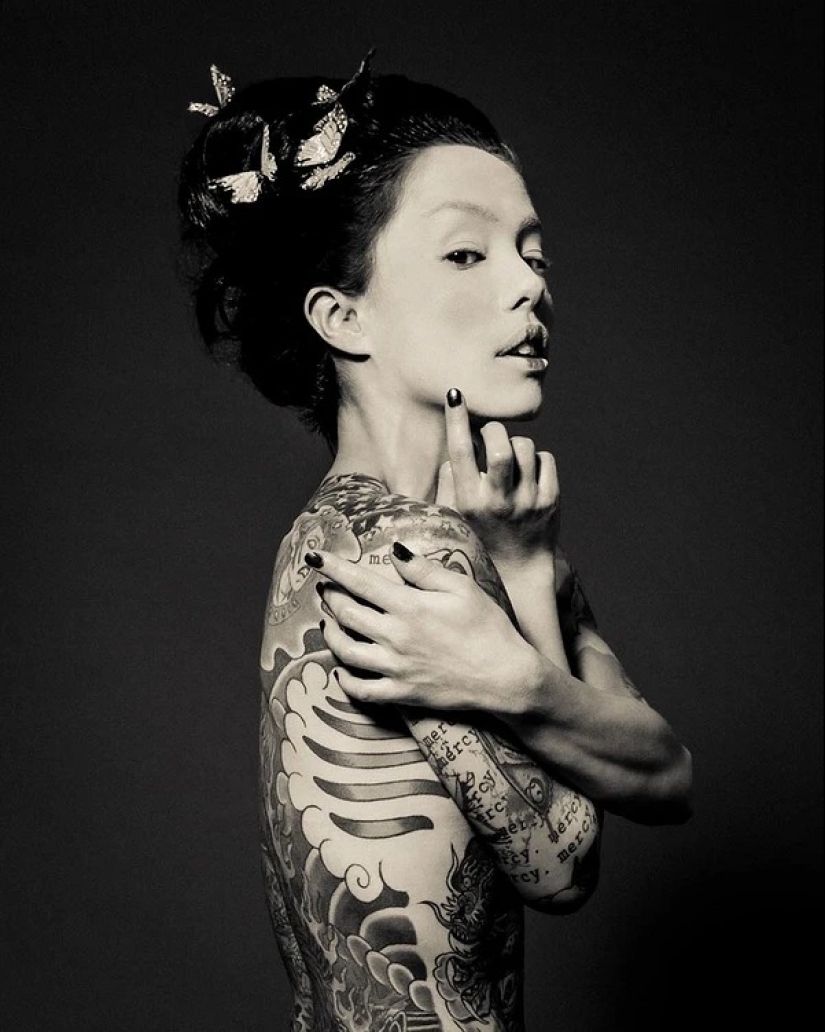 Beautiful girls and their tattoos: 32 black-and-white photos imbued with charming aesthetics