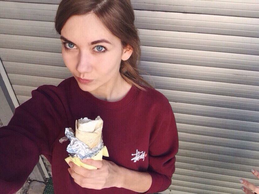 Beautiful girls and shawarma: what could be more beautiful?