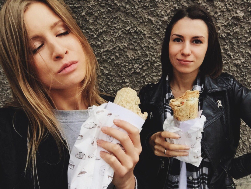 Beautiful girls and shawarma: what could be more beautiful?