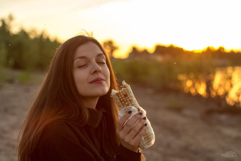 Beautiful girls and shawarma: what could be more beautiful?