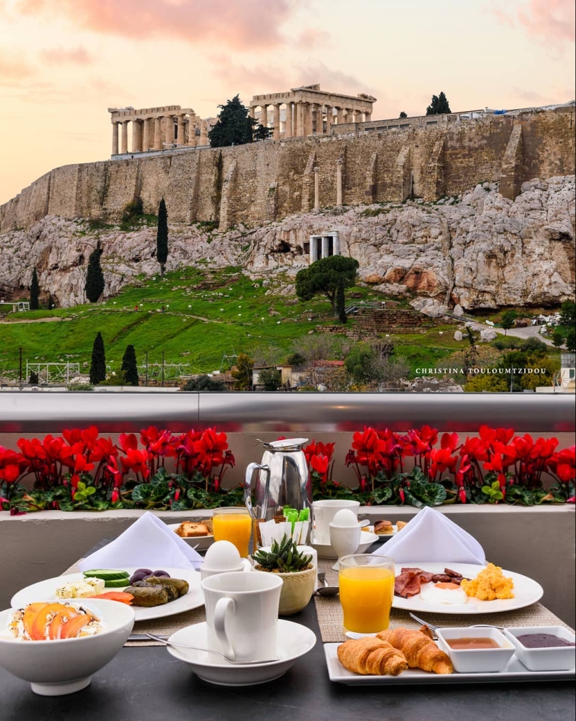 Beautiful Greek street in the pictures of Christina Courtside