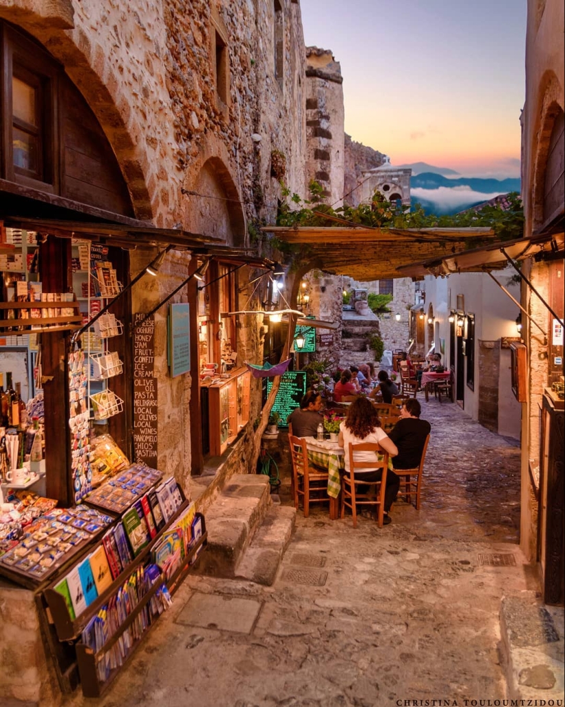 Beautiful Greek street in the pictures of Christina Courtside