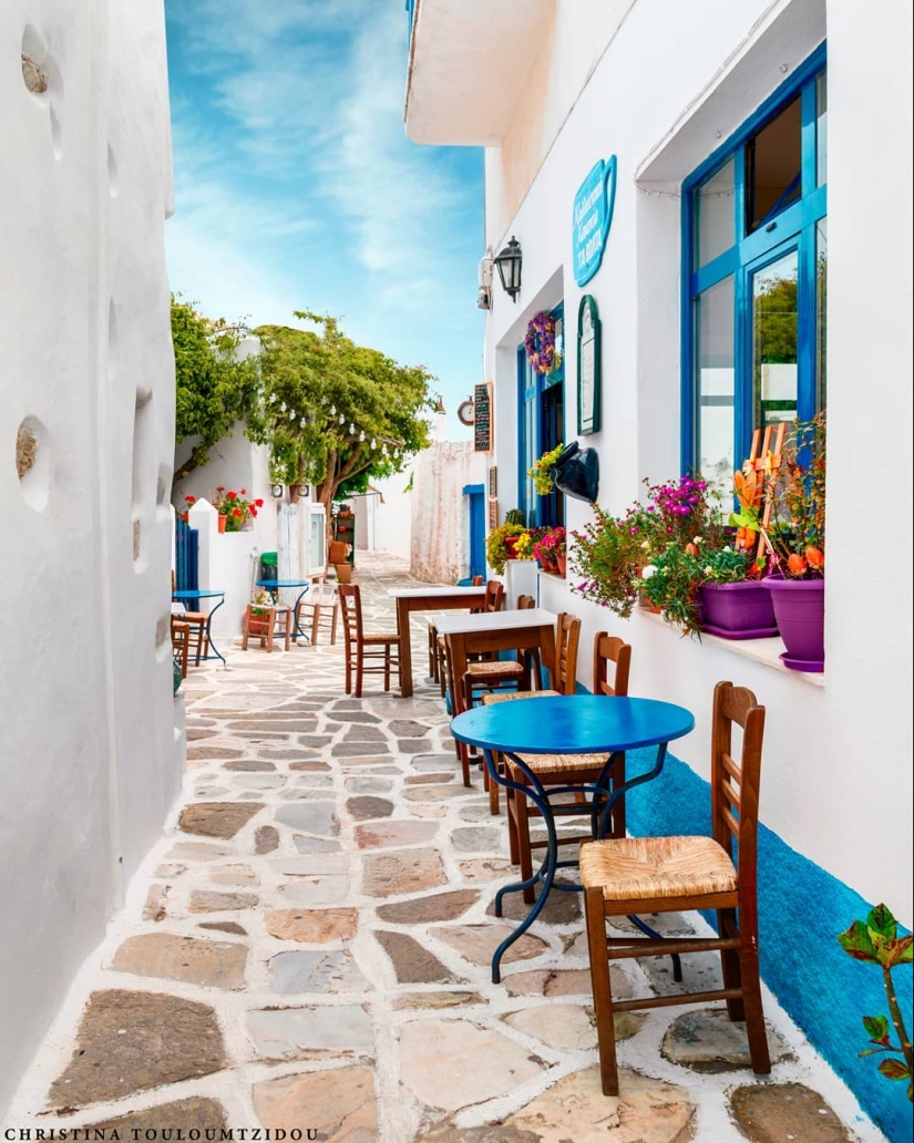 Beautiful Greek street in the pictures of Christina Courtside