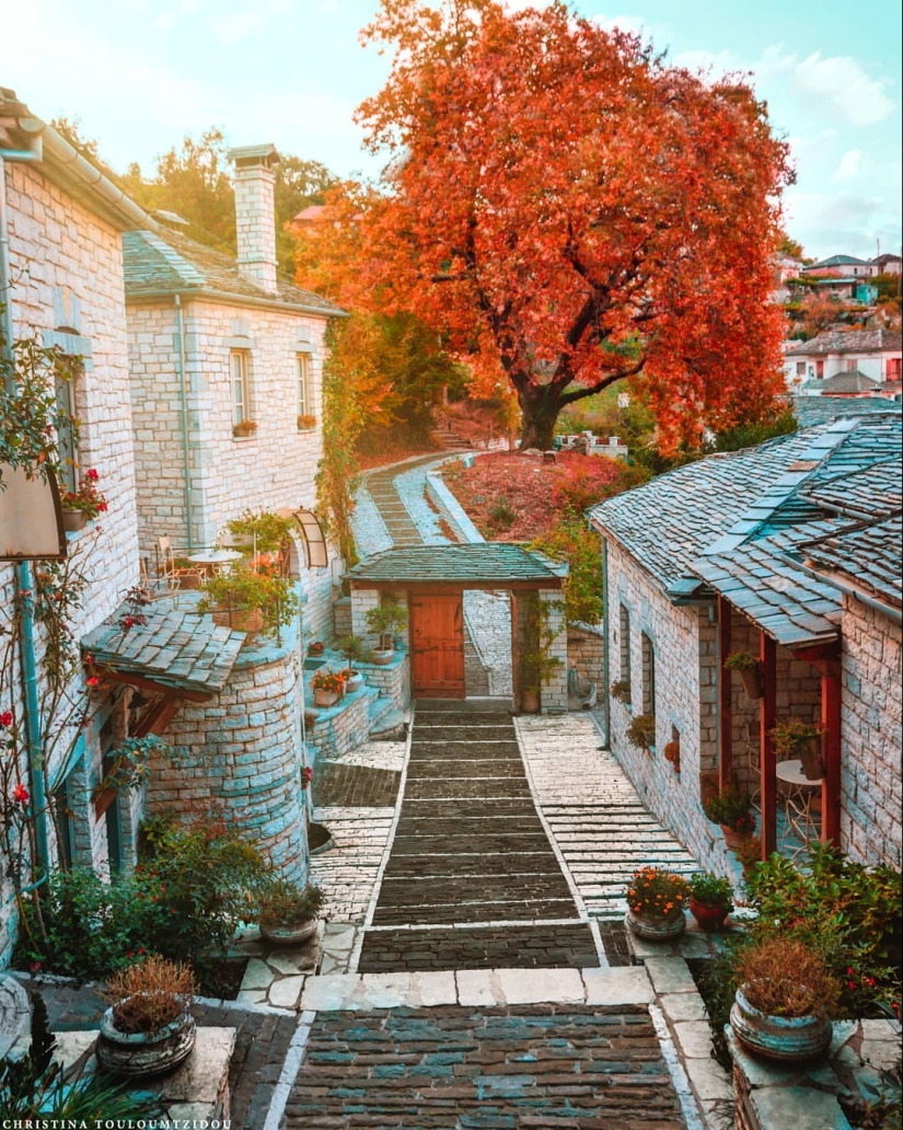 Beautiful Greek street in the pictures of Christina Courtside