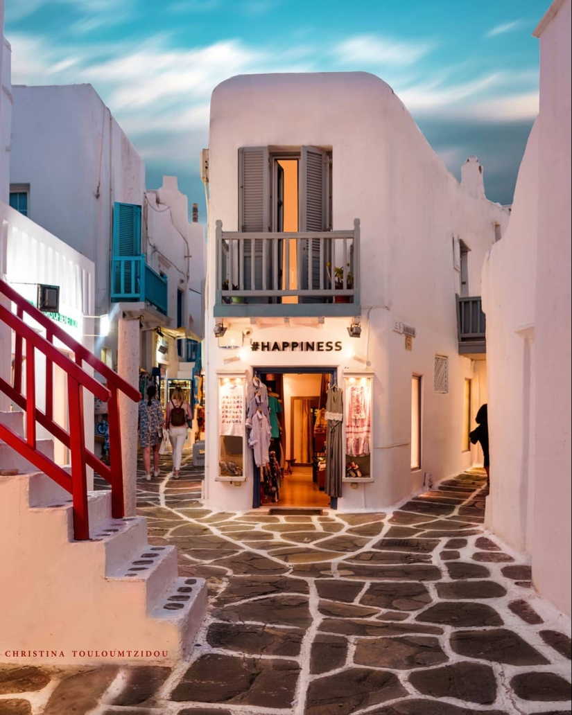 Beautiful Greek street in the pictures of Christina Courtside