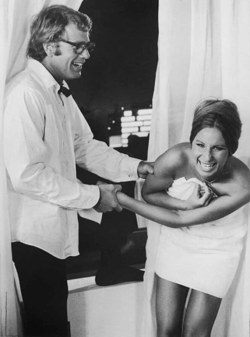 Beauty (and handsome) in towels: 9 vintage photographs of stars after the shower