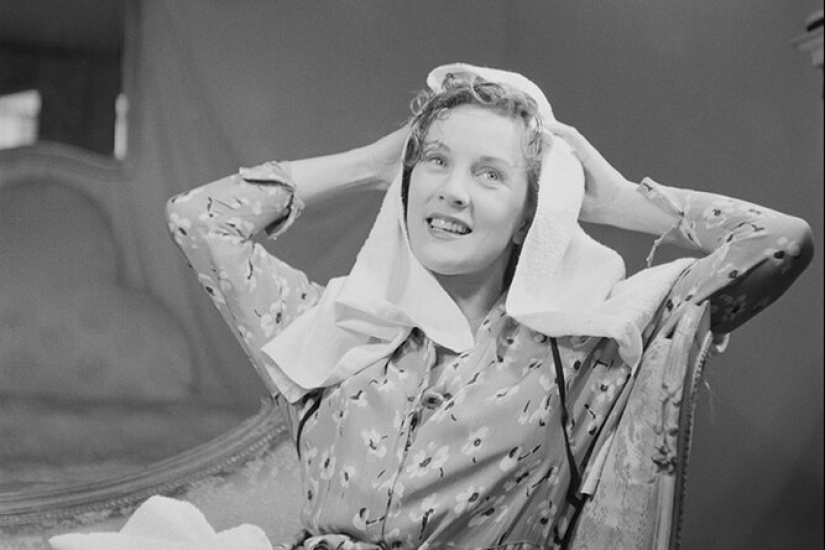 Beauty (and handsome) in towels: 9 vintage photographs of stars after the shower