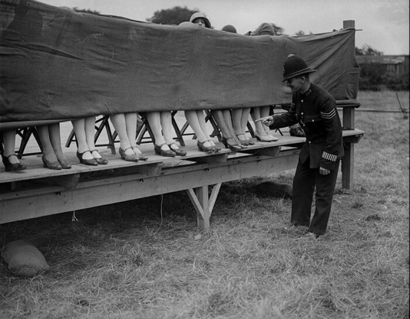 Beauty requires sacrifice and here are 30 vintage photos that prove it