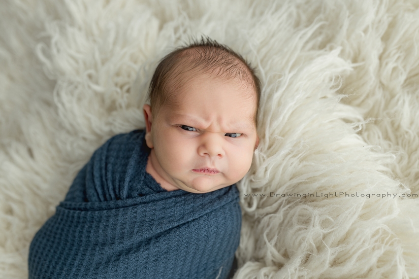 Bebé gruñón recién nacido rompe Internet con mejillas blandas, cero sonrisas y todo descaro