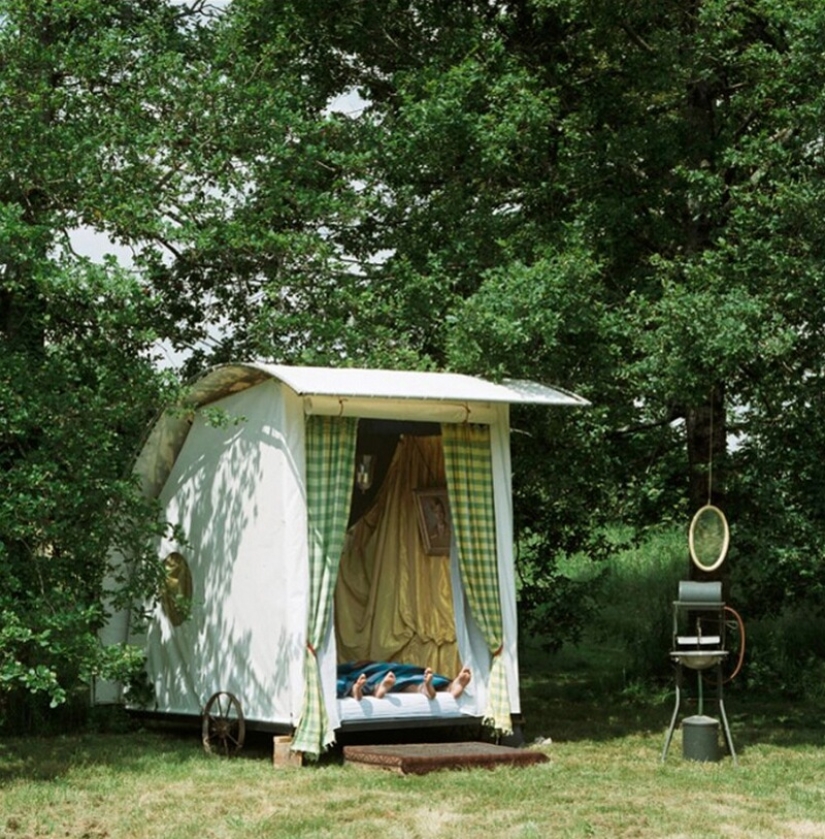 Beds of the inhabitants of France — an intimate photo project by Thierry Bouet