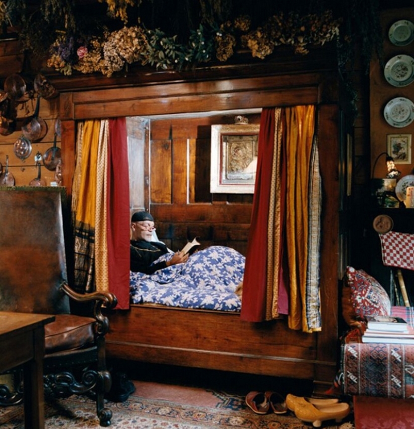 Beds of the inhabitants of France — an intimate photo project by Thierry Bouet