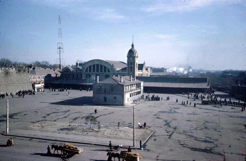 Beijing 1947 in Color: At the Crossroads of Epochs