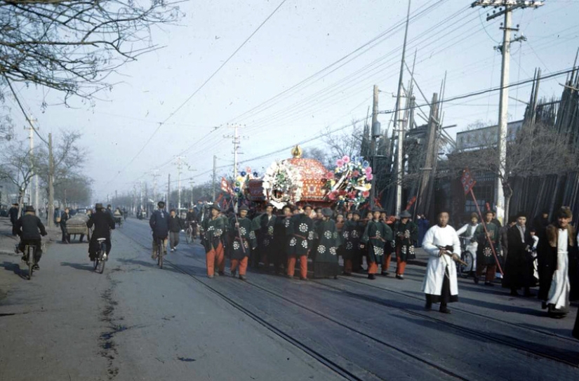 Beijing 1947 in Color: At the Crossroads of Epochs