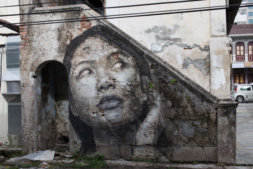 Belleza fugaz: retratos de mujeres en casas abandonadas