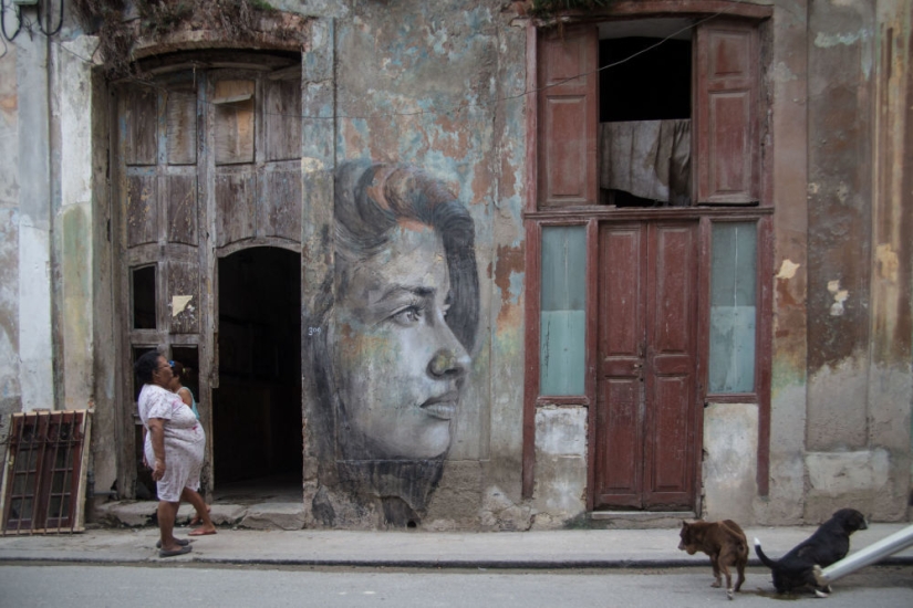 Belleza fugaz: retratos de mujeres en casas abandonadas