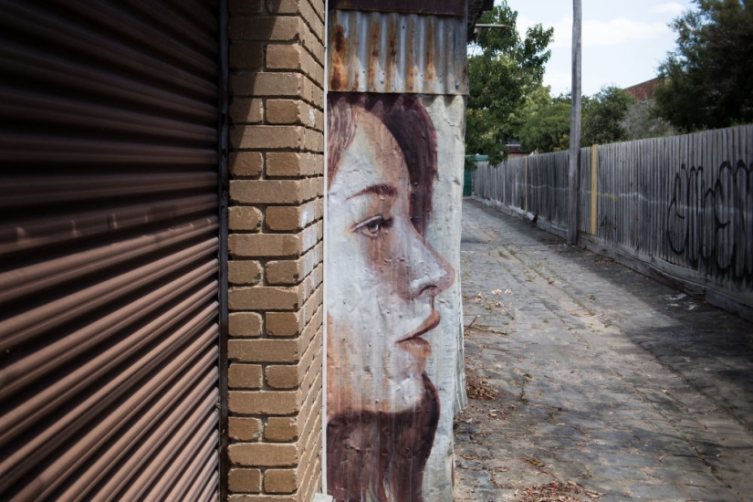 Belleza fugaz: retratos de mujeres en casas abandonadas