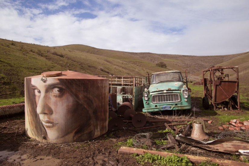 Belleza fugaz: retratos de mujeres en casas abandonadas