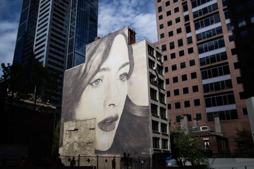 Belleza fugaz: retratos de mujeres en casas abandonadas