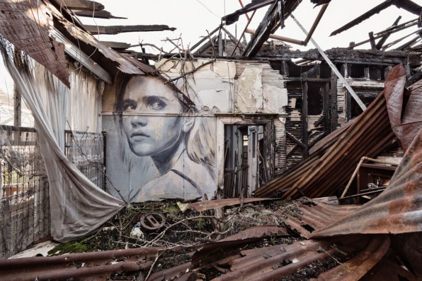 Belleza fugaz: retratos de mujeres en casas abandonadas