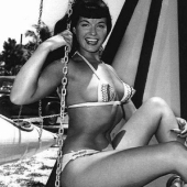 Bettie Page, símbolo sexual de los años 50, y sus seguidores