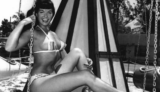 Bettie Page, símbolo sexual de los años 50, y sus seguidores