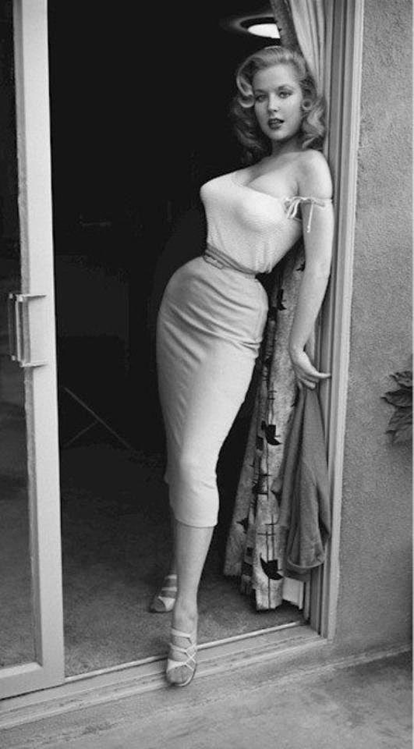 Betty Brosmer es la dueña de la figura más hermosa de los años 50